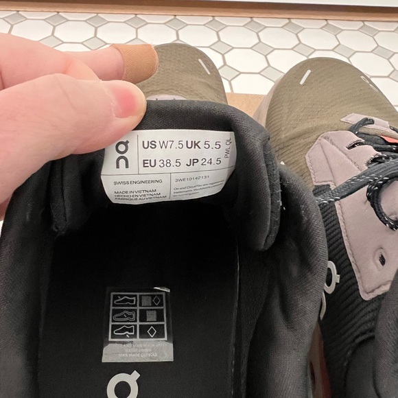 On Women's Cloudrunner 2 Waterproof - Picture 7 of 9